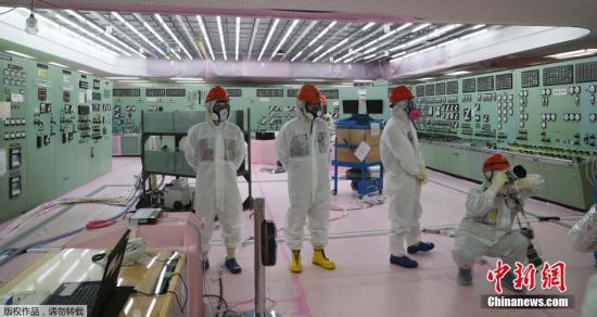 资料图:日本福岛,媒体人员被允许进入遭海啸严重破坏,出现核泄漏的福岛核电站参观。