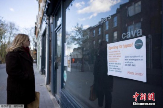 当地时间2021年4月6日，英国伦敦，一家餐厅门前张贴开业标识。英国政府宣布，英国将开始第二阶段的解封。酒吧、餐厅和商店将于4月12日重新开业。