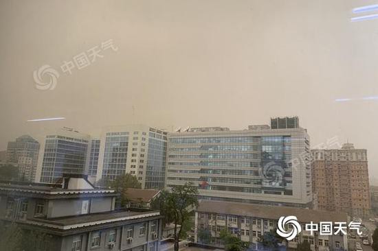 今天下午15时,北京天空明显变黄。