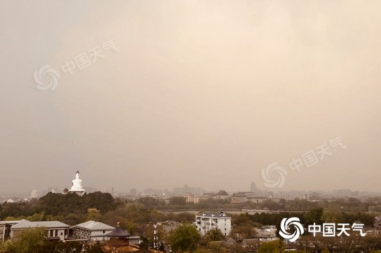 昨天，北京遭遇沙尘天气，天空昏黄。（图/中国天气网王晓）
