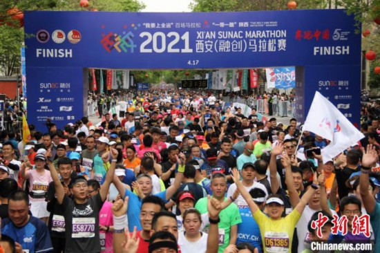 西安马拉松赛半程项目终点。 张一辰 摄