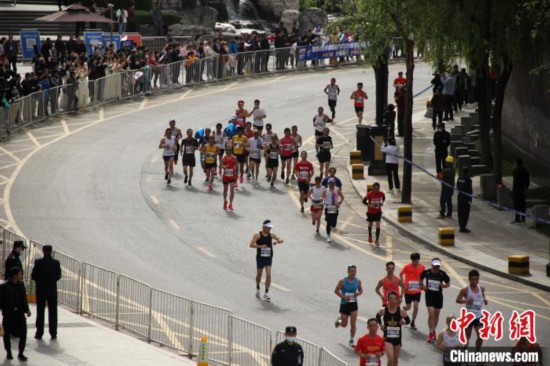 参赛选手赛道竞速。 张一辰 摄