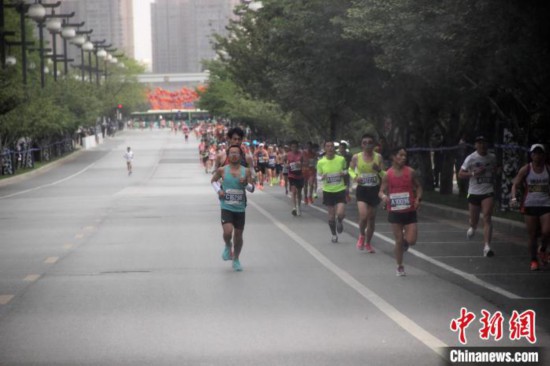 参赛选手赛道竞速。 张一辰 摄