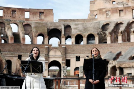 当地时间2月1日，意大利罗马，罗马斗兽场重新开放。图为歌唱家在斗兽场内进行演出排练。