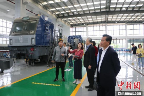 老挝驻南宁总领事馆一行到柳州铁道职业技术学院“取经”。 林馨 摄