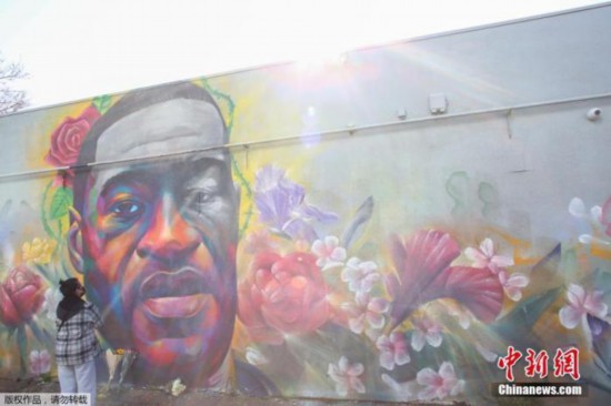 当地时间2020年5月，白人警察肖万在拘捕非裔男子弗洛伊德时，跪颈达9分钟导致弗洛伊德死亡。弗洛伊德濒死呼救称&ldquo;我无法呼吸&rdquo;的视频在全美引发大规模抗议。案发后，肖万与当时出警的其他3名警察都遭到解职。图为科罗拉多州丹佛市，一名女子在乔治&middot;弗洛伊德的壁画前表达敬意。