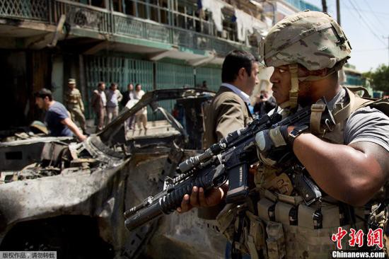 资料图：一名驻阿美军士兵到达爆炸现场。