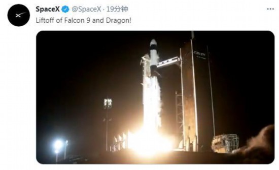 图为SpaceX发布载人“龙”飞船由“猎鹰9”火箭，从佛州肯尼迪航天中心发射升空的视频。