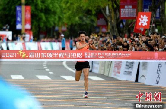 马拉松选手冲线瞬间。 刘忠俊 摄