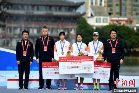 “东马”半程组女子颁奖现场。 刘忠俊 摄