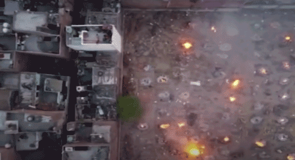  4月22日，无人机拍摄的印度民众大规模火葬尸体的图片。图源：央视新闻