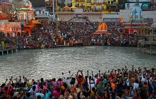  聚在恒河边参加&ldquo;大壶节&rdquo;的印度民众（图源：印媒）