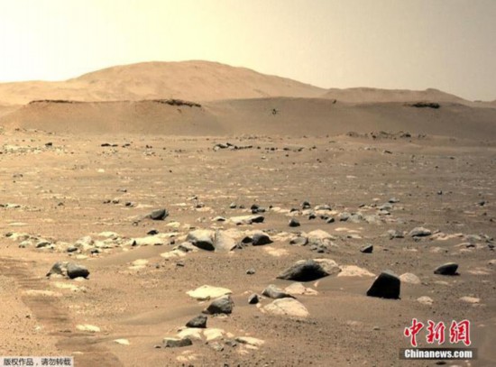美国东部时间2021年4月25日,美国国家航天局发布“机智”号直升机在火星进行第三次起飞画面。这架直升机于美国东部时间25日凌晨1点31分(太平洋时间凌晨4点31分)起飞,上升了16英尺(5米),与它的第二次飞行高度相同。随后,它快速下降了164英尺(50米),最高速度为每秒6.6英尺(2米/秒)。