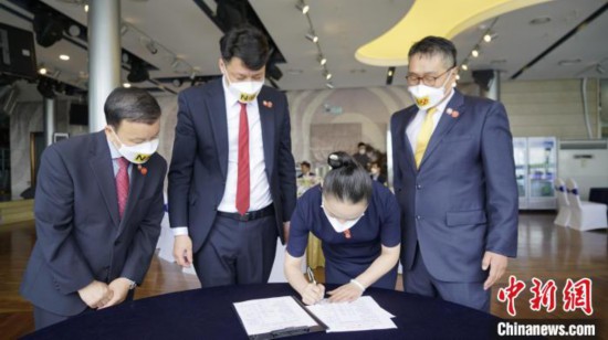 图为中韩民间团体代表在联合声明上签字。　曾鼐 摄