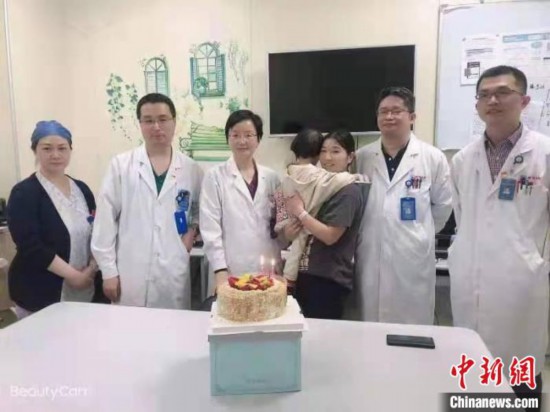 3岁女孩腹中长菠萝大小肿瘤生命垂危在上海成功获救