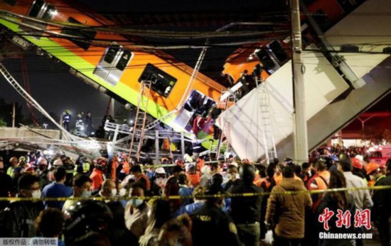 当地时间5月3日，墨西哥首都墨西哥城一段高架铁路突然坍塌，导致一列地铁列车脱轨。事故已造成13人死亡，70人受伤。图为事故现场。