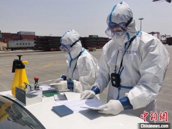 边检部门加强外轮物品非货运入境检查管理，对未按规定报备、消杀的进行阻拦。 洋山边检站 供图 洋山边检站 摄