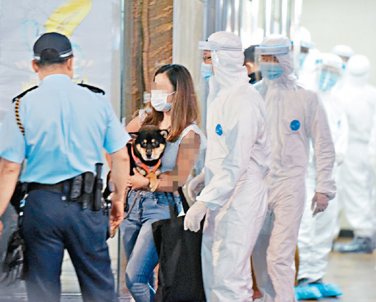 香港一大厦住户撤离 图源：《头条日报》