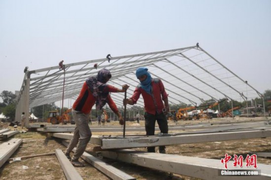 资料图：当地时间2021年4月28日，印度新德里，由于新冠肺炎病例激增，新德里政府决定在历史悠久的拉姆利拉广场(Ramlila Maidan)紧急建设护理中心。用于治疗新冠肺炎患者。图片来源：视觉中国