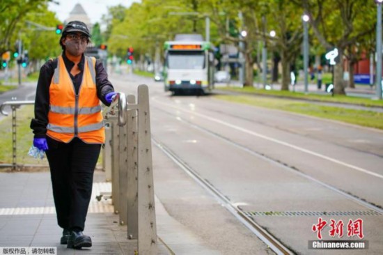 资料图：澳大利亚墨尔本，一名环卫工人正在清洁车站。