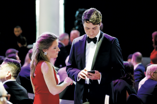 △加拿大总理特鲁多（右）与凯蒂&middot;特尔福德（左）