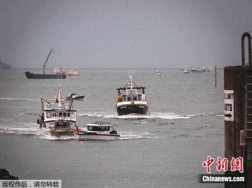 当地时间5月6日，法国渔船在英吉利海峡泽西岛附近集结抗议。