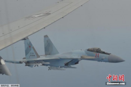 当地时间5月26日，两架俄罗斯苏-35战斗机中的一架伴随美国海军P-8A反潜波塞冬巡逻机飞行。据俄罗斯卫星网报道，当地时间26日，美国海军发布声明，称俄罗斯两架苏-35战斗机拦截一架美军P-8A反潜巡逻机。