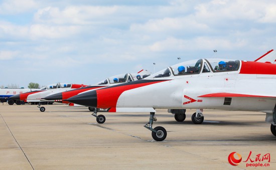 战机依次滑出。