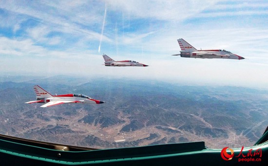 空中编队飞行。