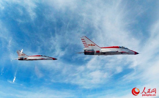 空中编队飞行。