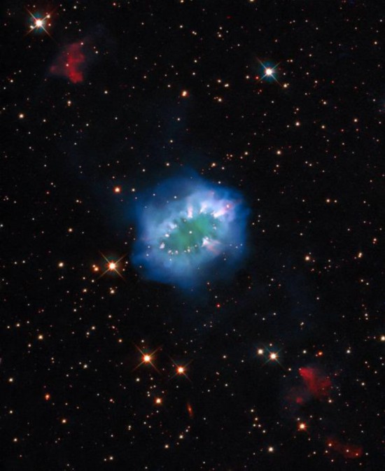 美国国家航空航天局(NASA)公布拍摄到的“项链星云”（Necklace Nebula）影像。来源：NASA官网