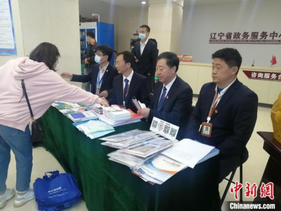 &ldquo;群众难题我来答&rdquo;活动现场。　李晛 摄