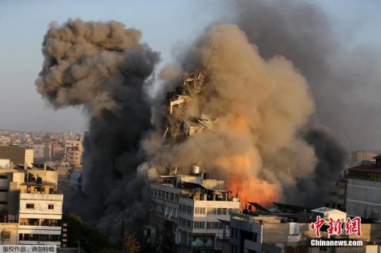 资料图：当地时间5月12日，以色列对加沙实施空袭。