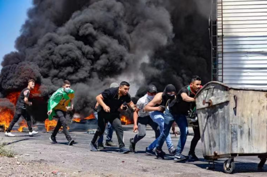 △西岸巴勒斯坦人对峙以军 图片来源AFP 