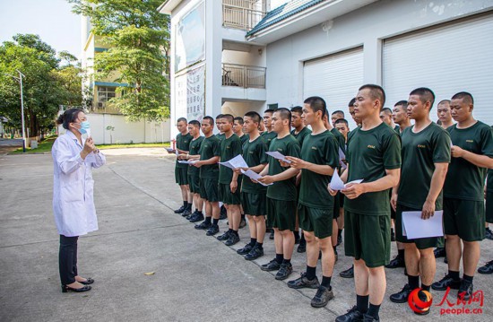 血站工作人员为新兵讲解献血注意事项。