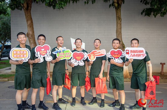 献血结束后，新兵合影留念。