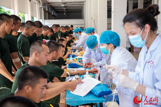 工作人员为新兵采血。