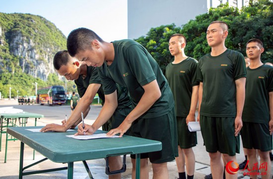 参加献血的新兵填写相关信息。