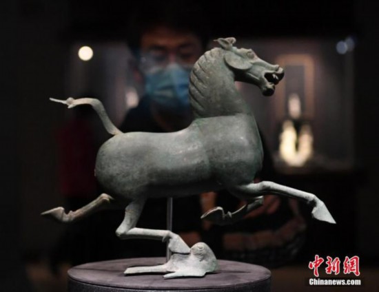 资料图：参观者欣赏甘肃省博物馆展出的“铜奔马”真品。中新社记者 杨艳敏 摄