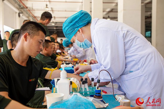 工作人员为新兵采血。