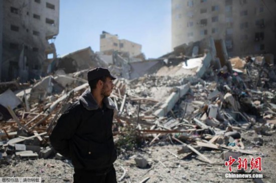 当地时间5月15日，以色列军方空袭了加沙地带一座办公楼，楼内有卡塔尔半岛电视台和美联社等媒体的办公室。半岛电视台统计，截至目前，加沙地带已有至少140人在连日的冲突中死亡，其中包括39名儿童，此外，还有约950人受伤。而以色列方面则至少有9人丧生。图为该栋建筑在被炸后倒塌，灰尘和碎片被炸得到处都是。
