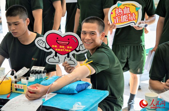 献血中，新兵为自己喝彩。