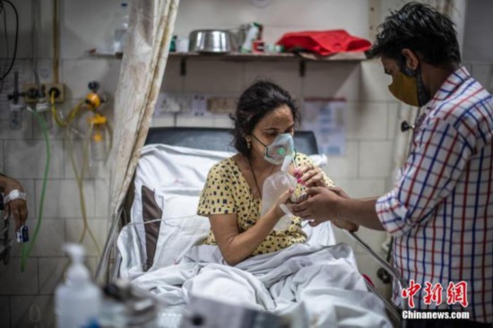 资料图：印度新德里，在圣家医院的ICU病房照料新冠肺炎患者。 图片来源：视觉中国