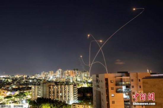 当地时间5月14日，巴以冲突仍在持续，双方交火点亮了夜空。