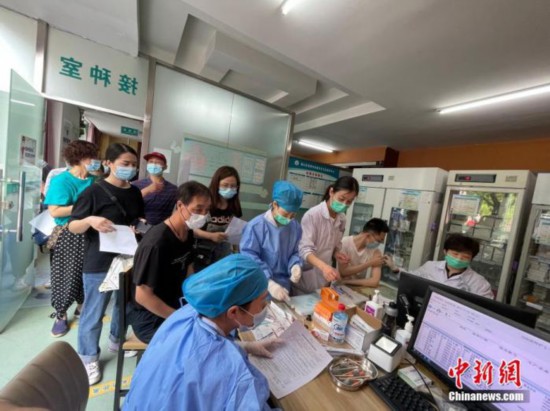 资料图:市民排队接种疫苗。 范万云 摄