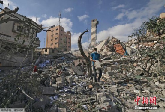 当地时间2021年5月18日，加沙地区，巴以冲突持续，加沙地带持续遭遇空袭，许多民居受到战火牵连，街道满目疮痍。