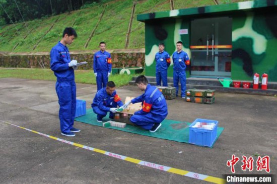 空军某部执行退役报废弹药销毁任务