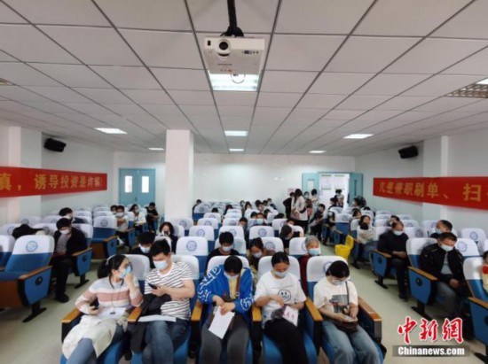 资料图：疫苗接种后，市民在医院休息室里留观。 张强 摄