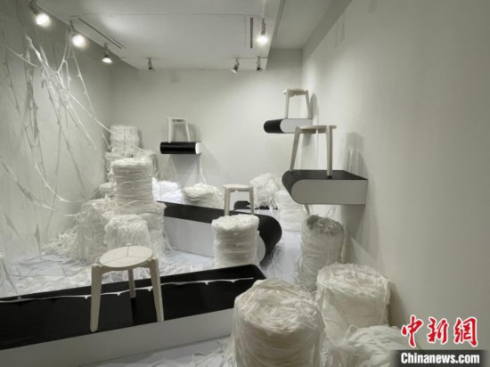 图为艺术家Haneul Kim用口罩工厂的废弃材料制作的椅子。　刘旭 摄