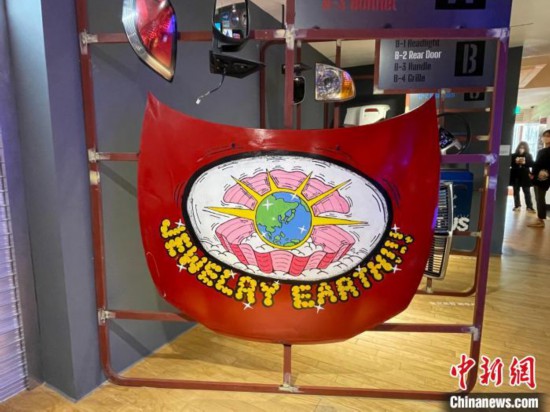 图为艺术家团队CURVESIGN在废弃车辆部件上绘制的艺术作品，将地球比作蚌壳里的珍珠。　刘旭 摄